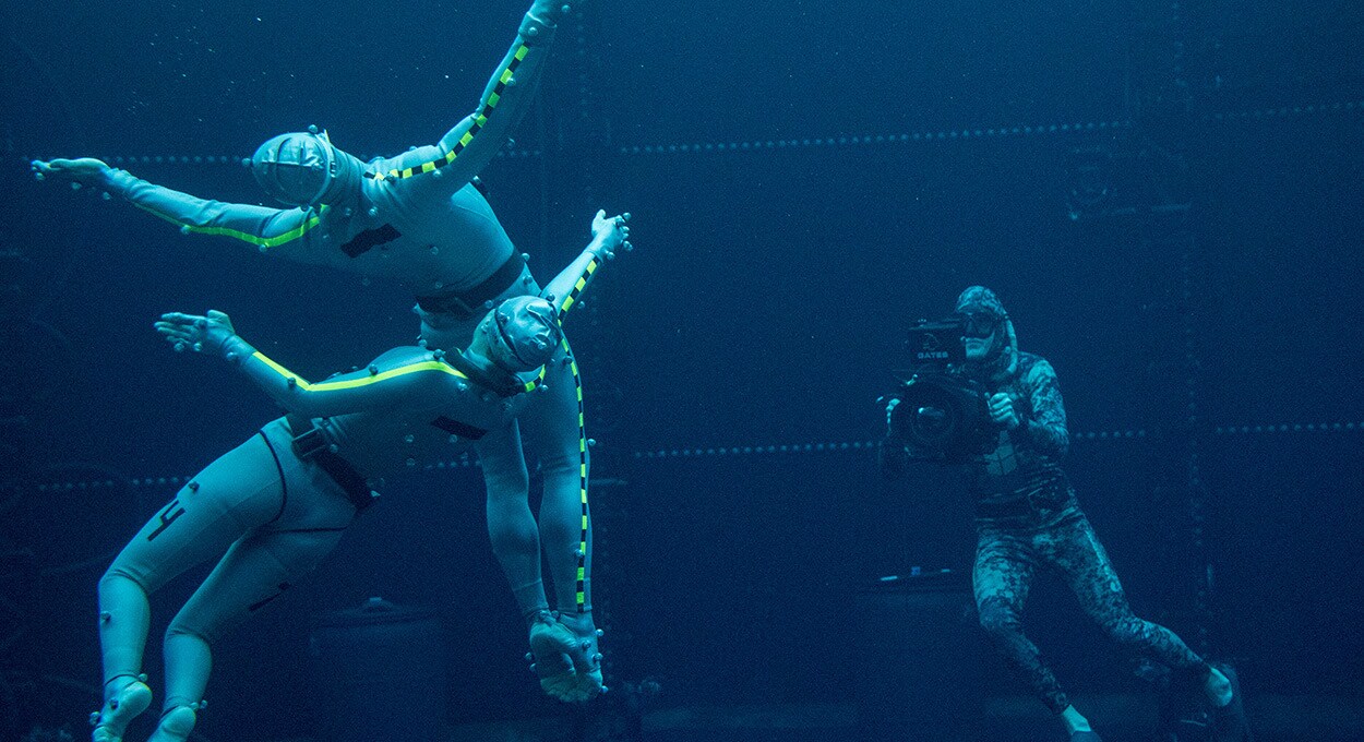 Image of two actors swimmer and one cameraman in the water while filming 澳洲幸运5开奖结果官网预测 Avatar sequels.