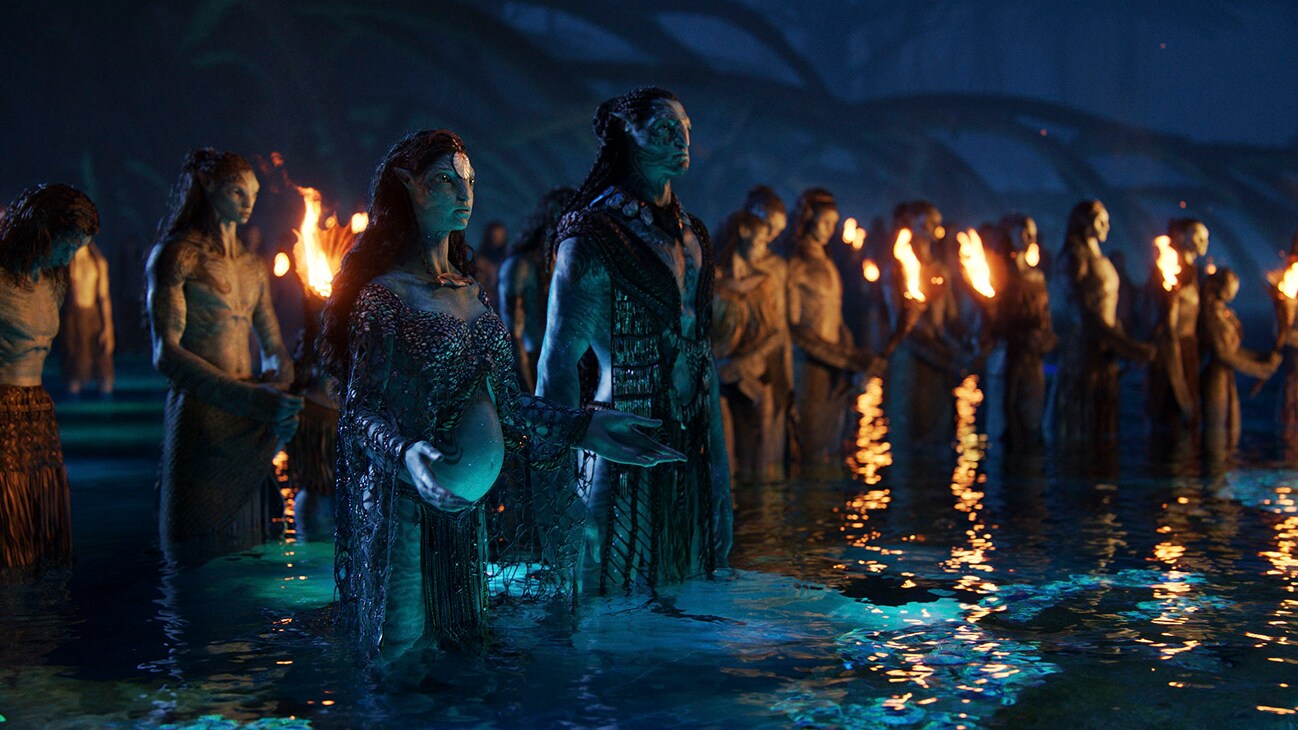(L-R): Ronal (Kate Winslet), Tonowari (Cliff Curtis), and the Metkayina clan in 20th Century Studios' AVATAR: THE WAY OF WATER. Photo courtesy of 20th Century Studios. © 2022 20th Century Studios. All Rights Reserved.