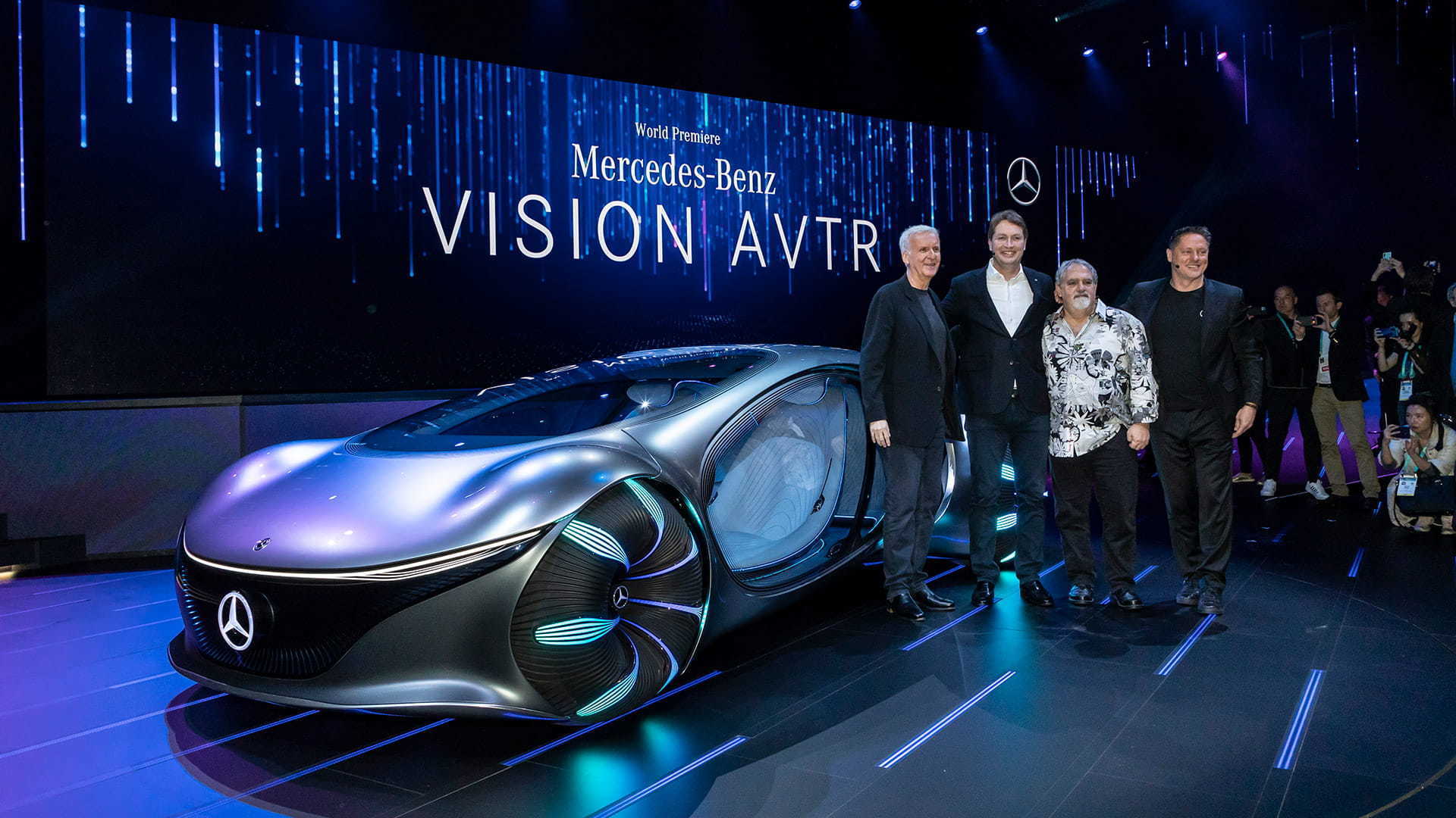 James Cameron, Ola Källenius, Jon Landau and Gorden Wagener pose with the VISION AVTR at CES 2020.